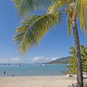 Colonial Court Beachfront & Holiday Airlie Beach