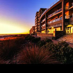 Glenelg Seaside - Free Car Park Apartment